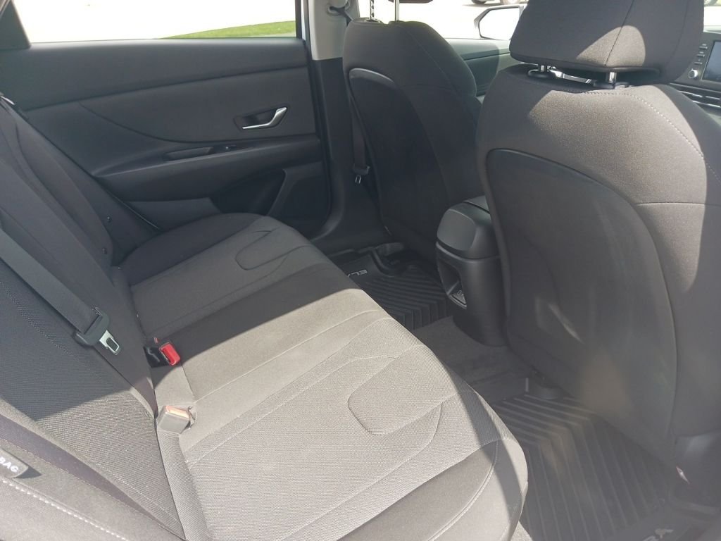 Used 2025 White Hyundai SE image 19