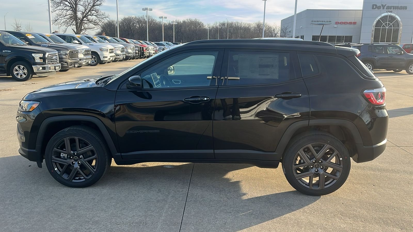 New 2026 Diamond Black Crystal Pearl-Coat Exterior Paint Jeep Latitude image 5