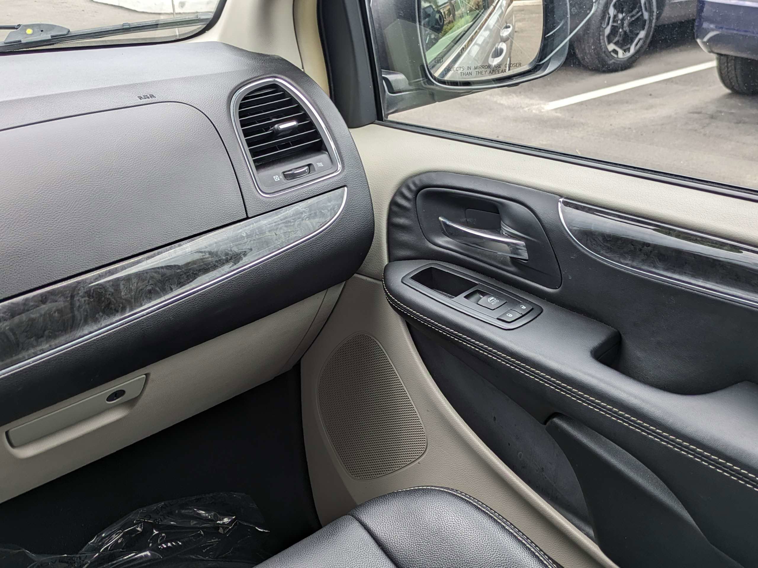 Used 2014 Silver Chrysler Touring image 17