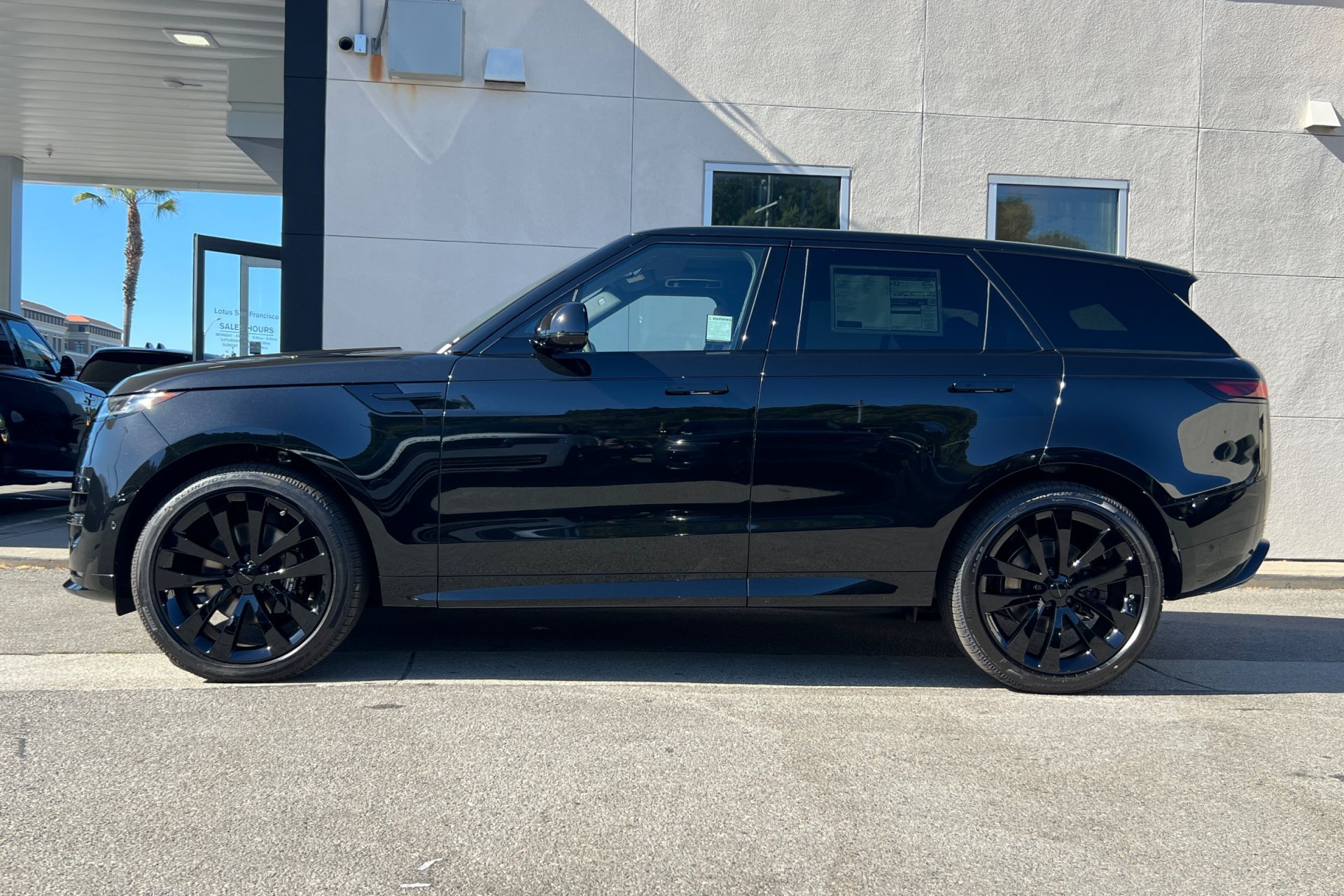 New 2026 Santorini Black Land Rover Dynamic SE image 5