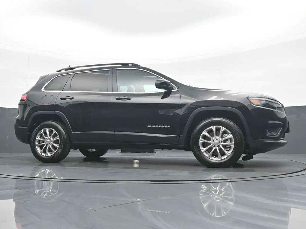 Used 2022 Black Jeep Latitude Lux image 31