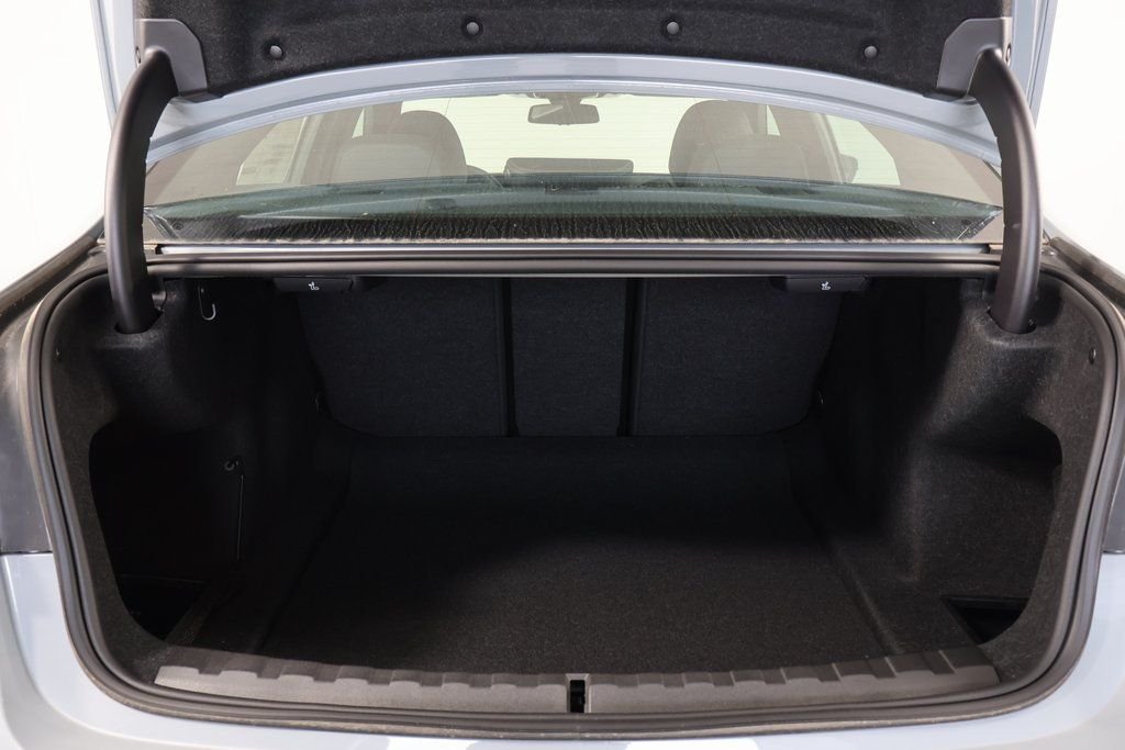 2026 BMW 3 Series 330i - Photo 8