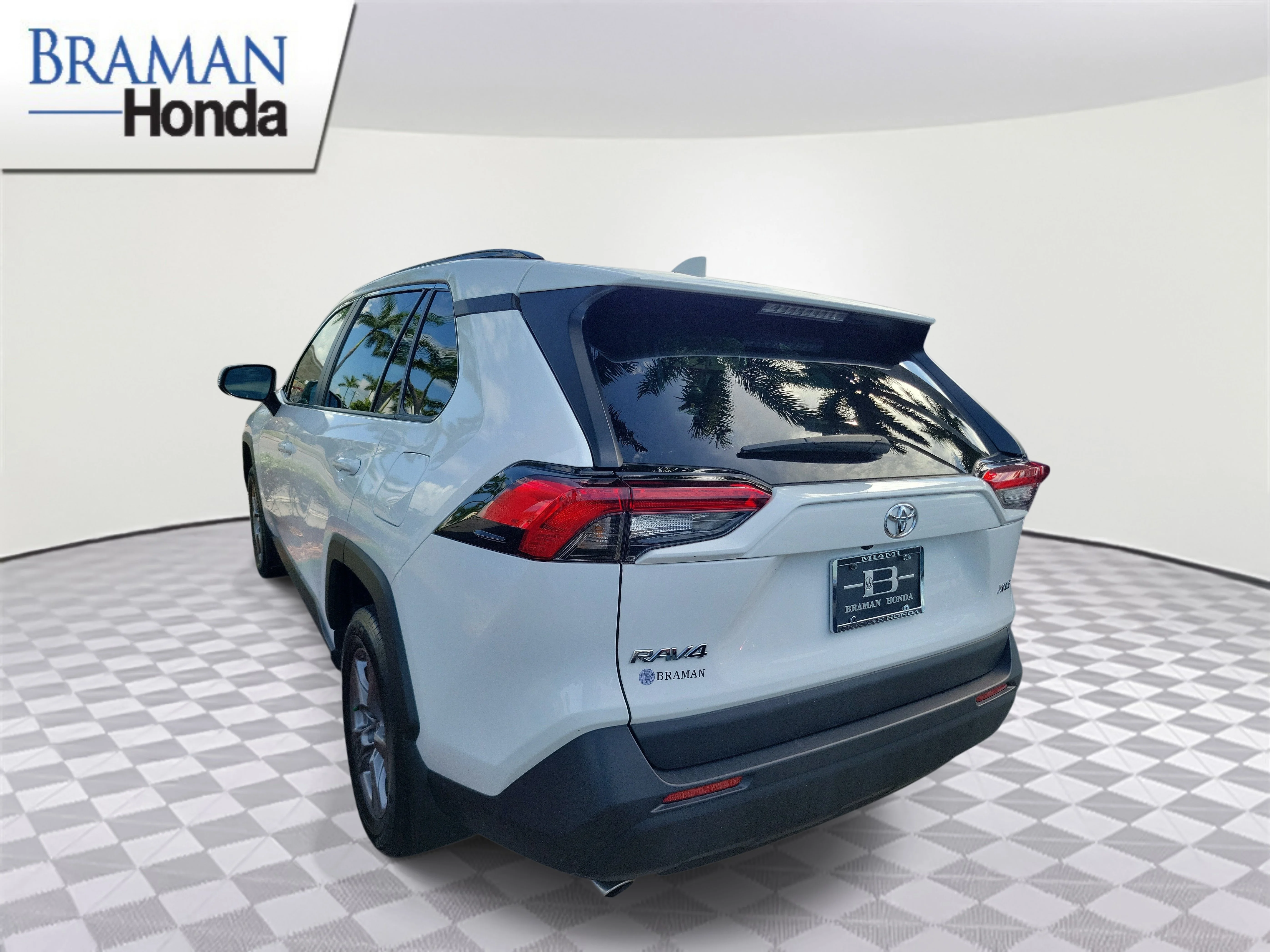 Used 2024 Ice Cap Toyota XLE image 4
