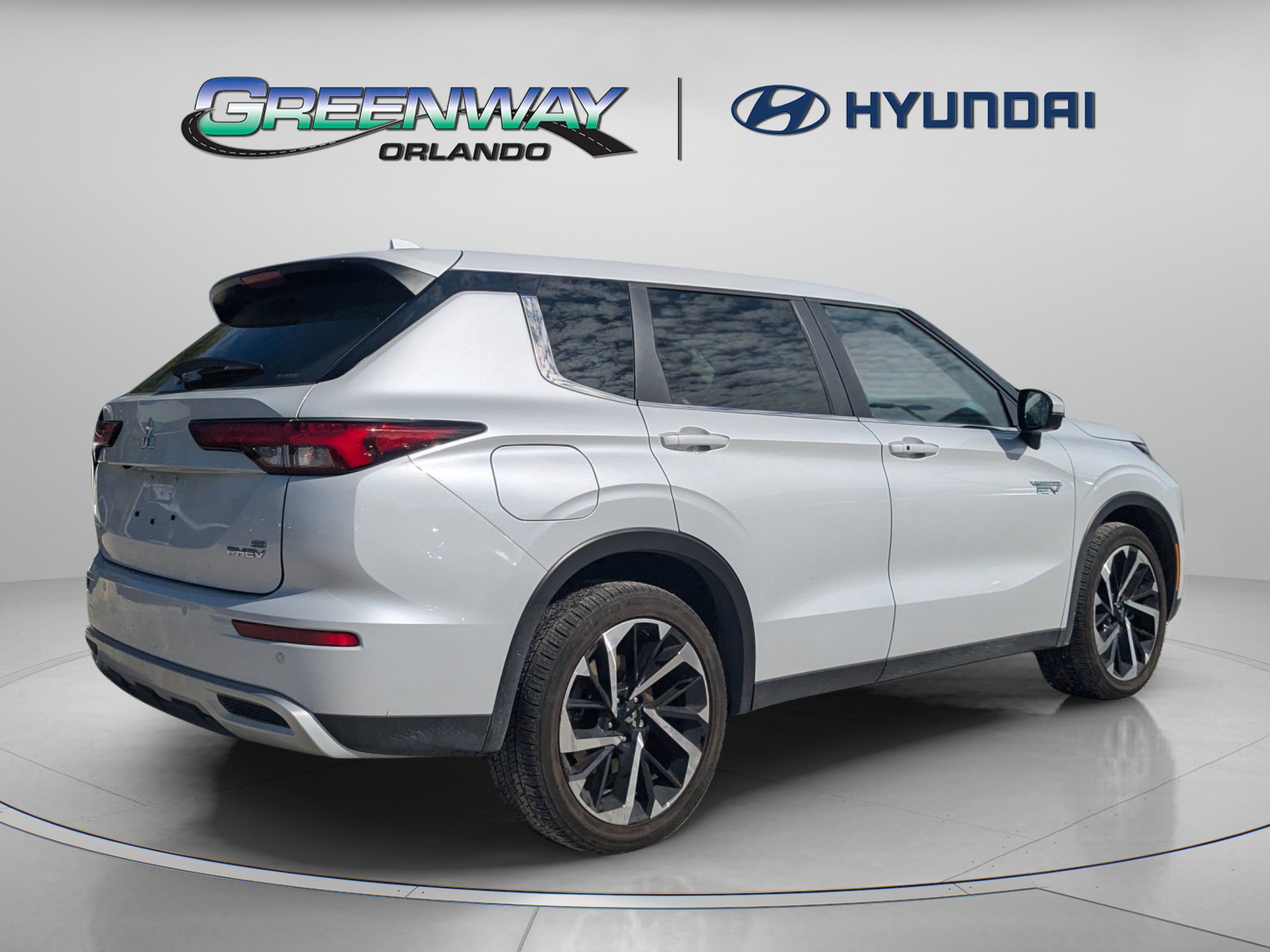 2025 Mitsubishi Outlander Plug-in Hybrid SE - Photo 8