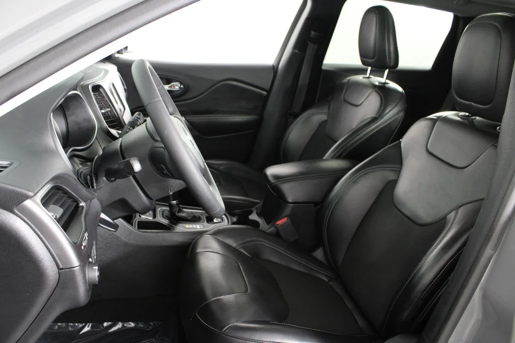 Used 2020 Gray Jeep Latitude Plus image 18