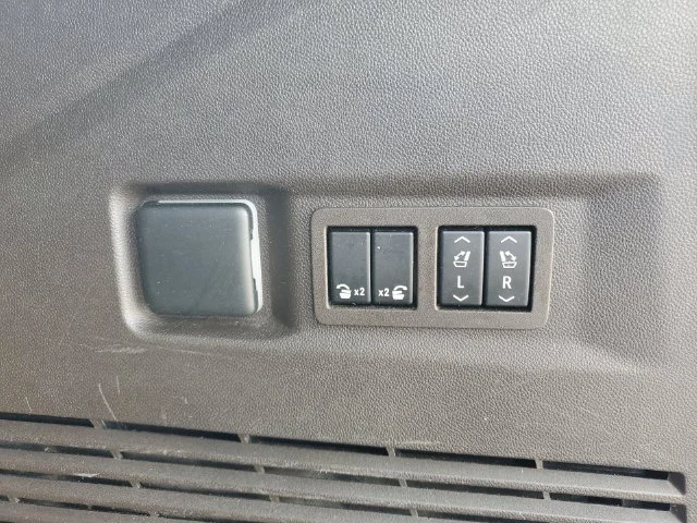 Used 2022 WHITE FROST TRICOAT GMC Denali image 36