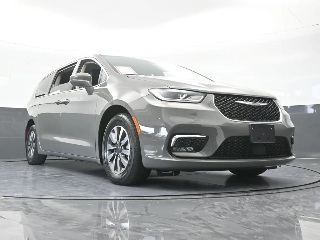 Used 2022 Ceramic Gray Clearcoat Chrysler Touring L image 67