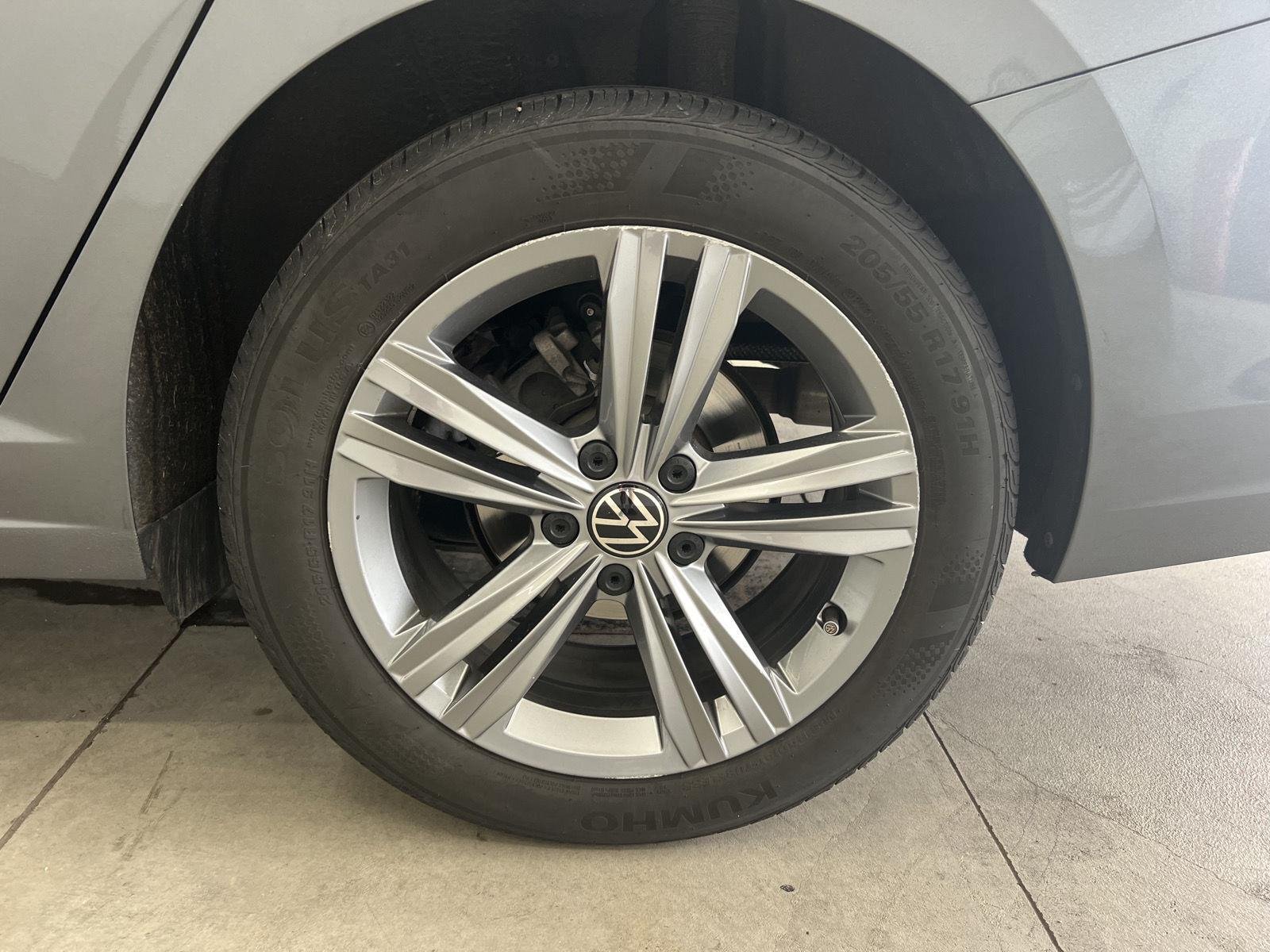 Used 2024 Platinum Gray Metallic Volkswagen SE image 10