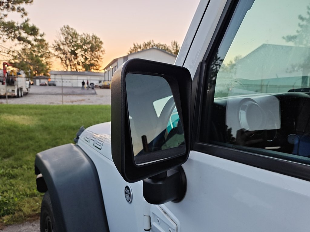 Used 2013 White Jeep Sahara image 4