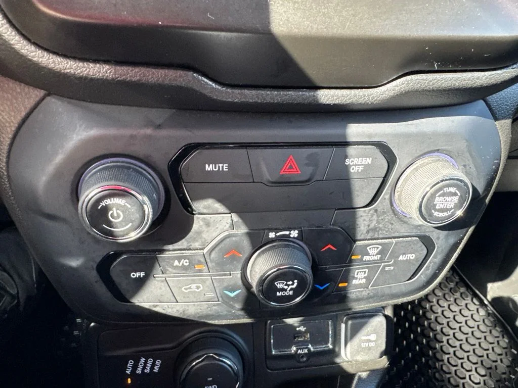 Certified Used 2020 Alpine White Clearcoat Jeep Latitude image 23