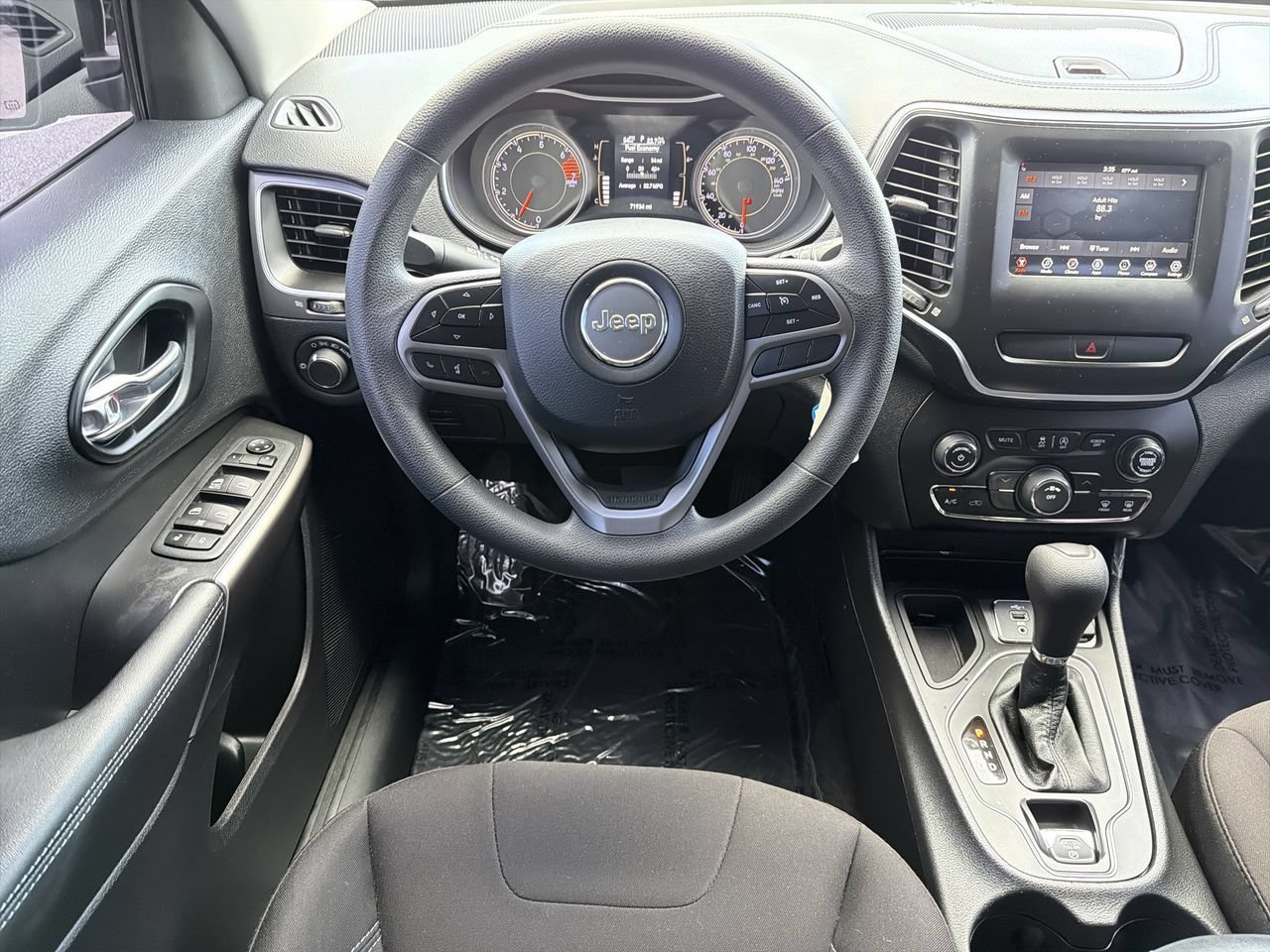 Used 2020 Diamond Black Crystal Pearlcoat Jeep Latitude image 13