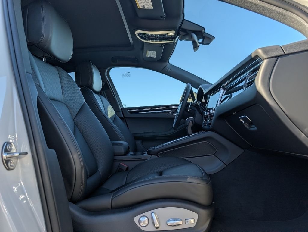 2026 Porsche Macan T - Photo 13