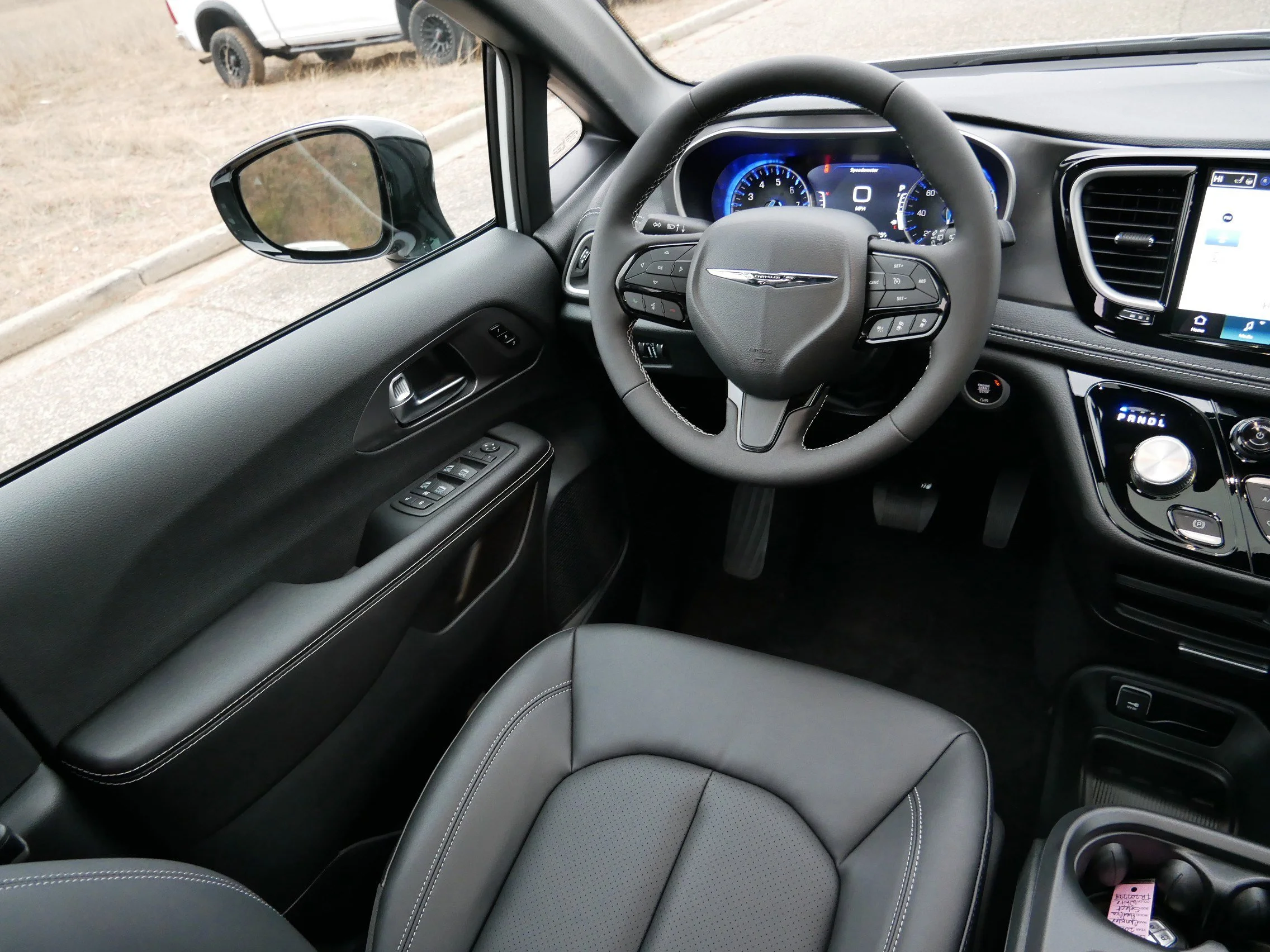 New 2026 Bright White Clear-Coat Exterior Paint Chrysler Select image 9
