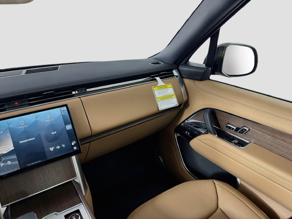 New 2027 Belgravia Green Land Rover SE image 25