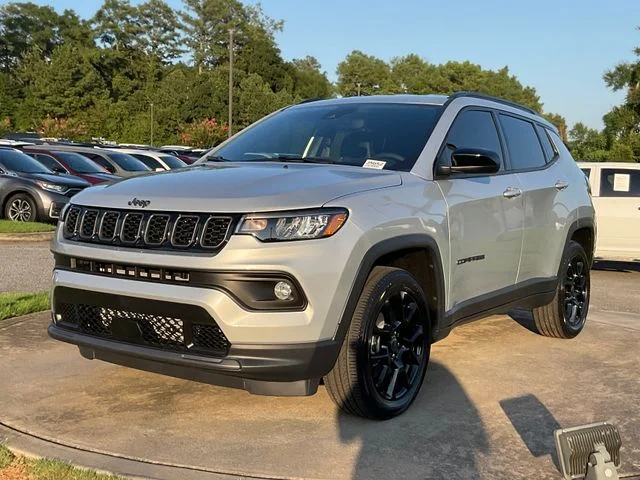 New 2026 Silver Zynith Metallic Clear-Coat Exterior Paint Jeep Latitude image 3