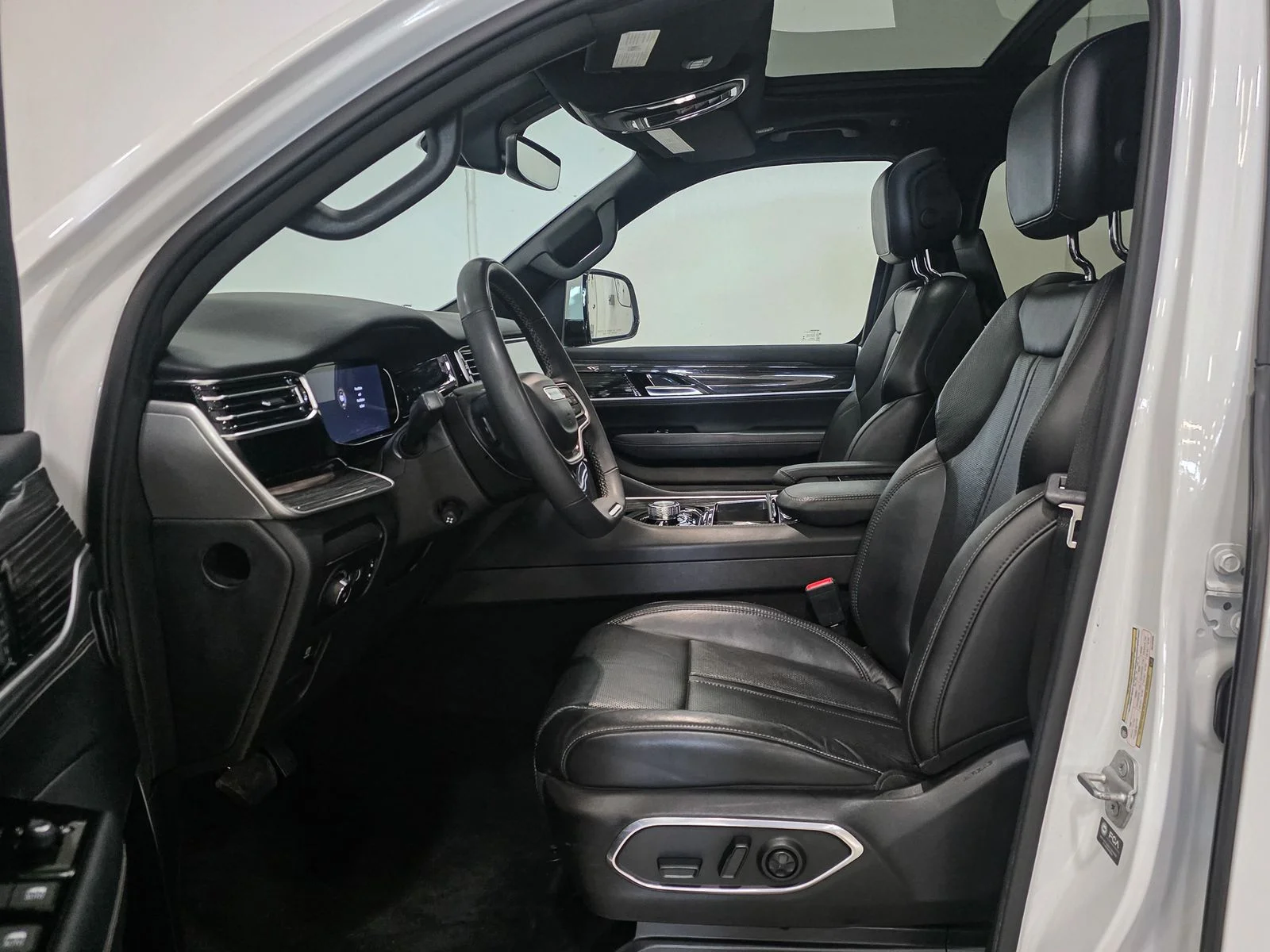 Used 2022 White Jeep Series III image 19