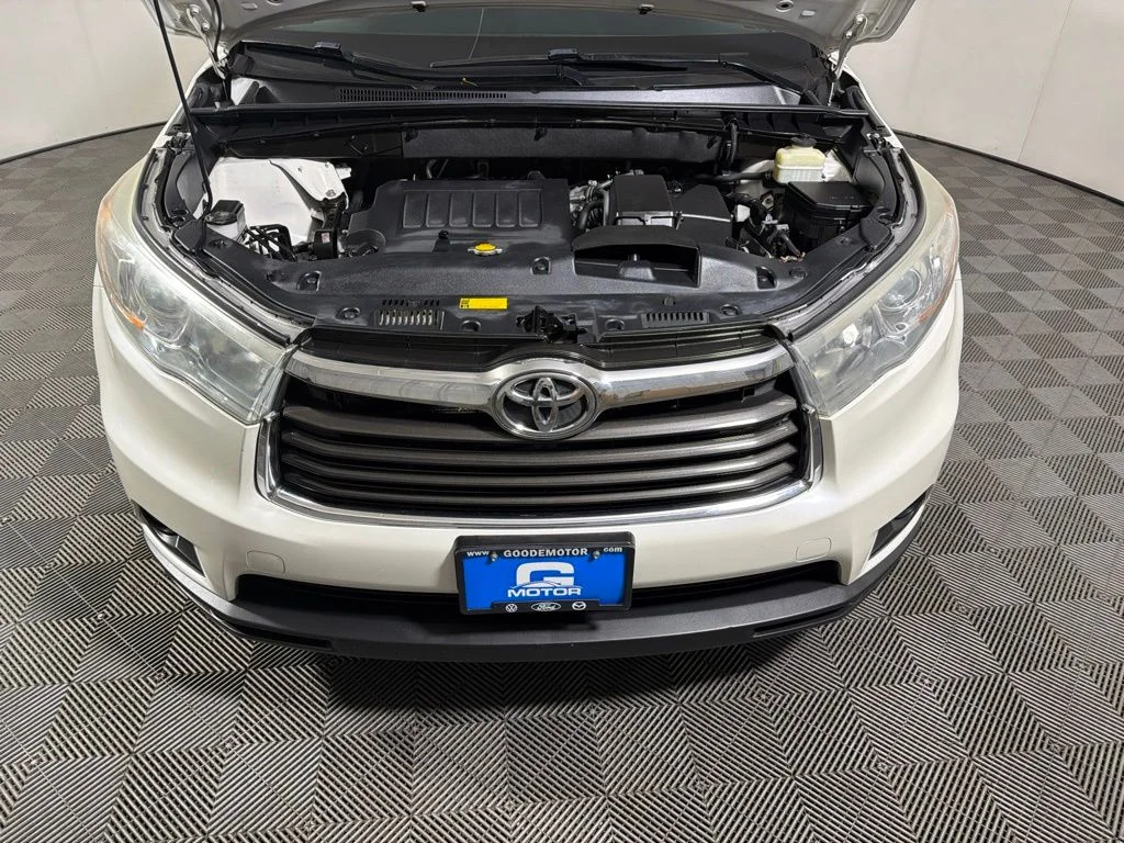 Used 2015 White Toyota LE Plus V6 image 27