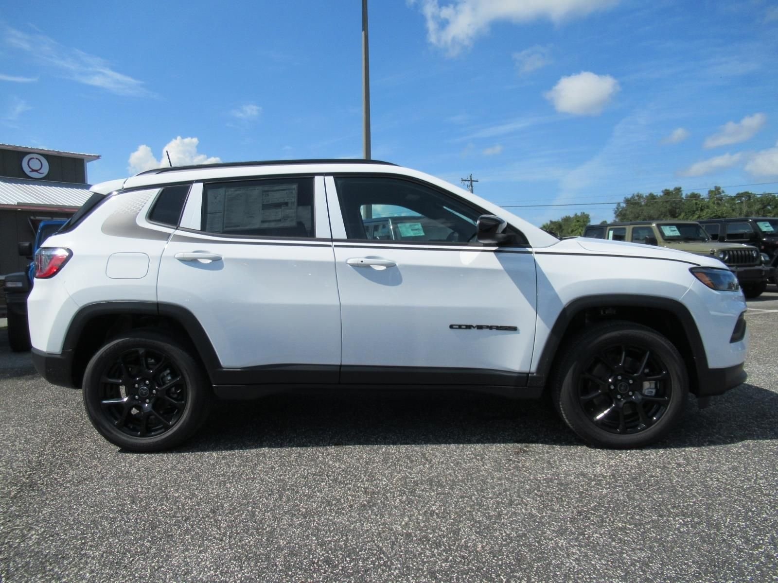 New 2026 Bright White Clear-Coat Exterior Paint Jeep Latitude image 2