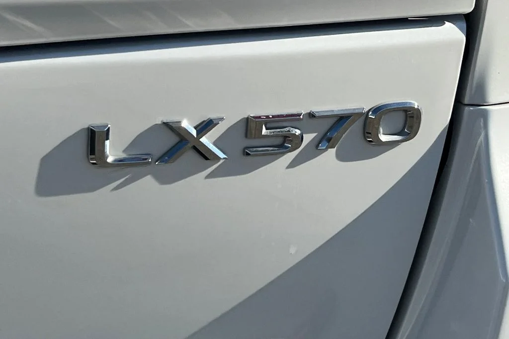 Used 2017  Lexus 570 image 32