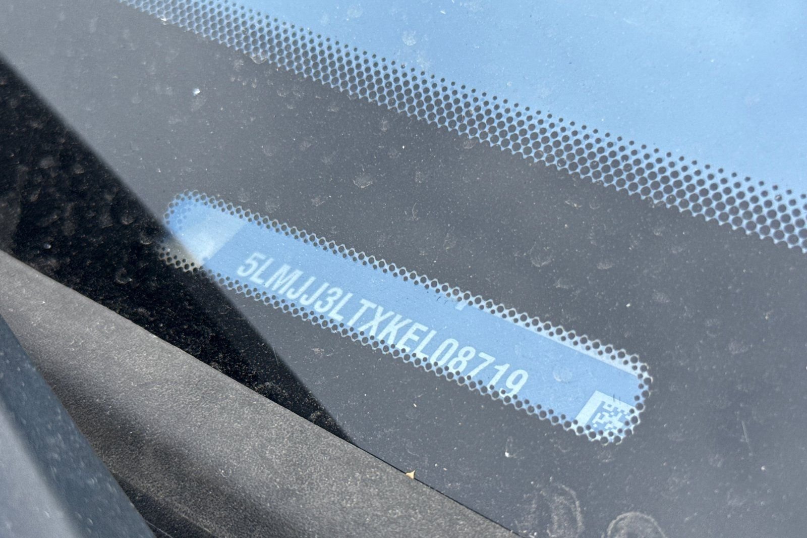 Used 2019  Lincoln Reserve image 2