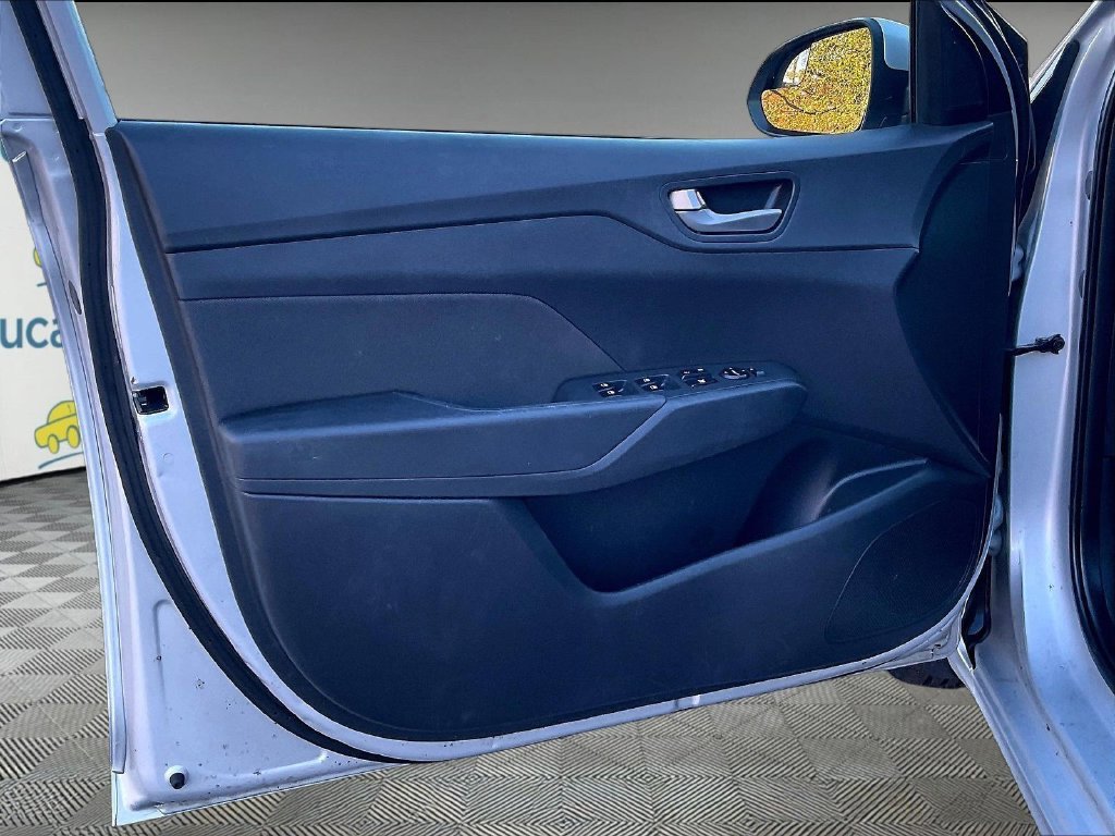 Used 2022 Silver Hyundai SEL image 9