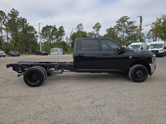 New 2026 Diamond Black Crystal Pearl-Coat Exterior Paint RAM Tradesman image 3