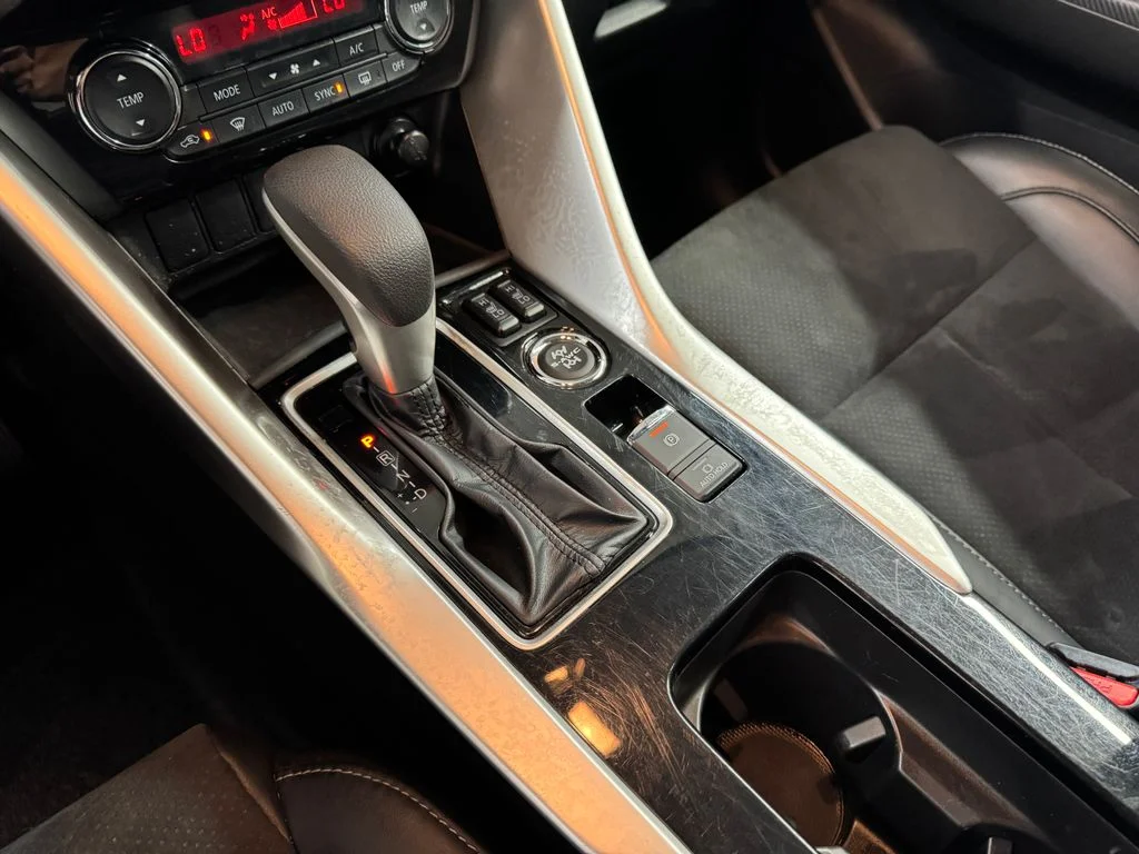 Used 2024 White Mitsubishi SE image 23