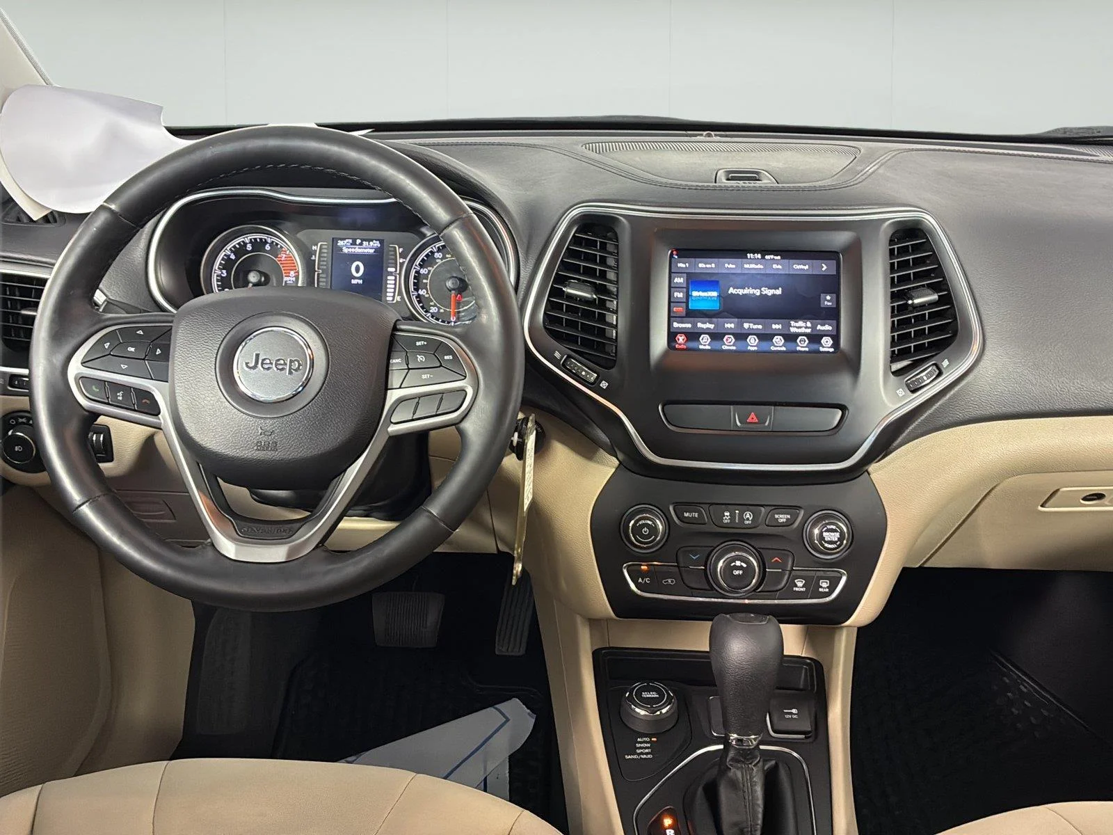 Used 2019 Bright White Clearcoat Jeep Latitude image 12