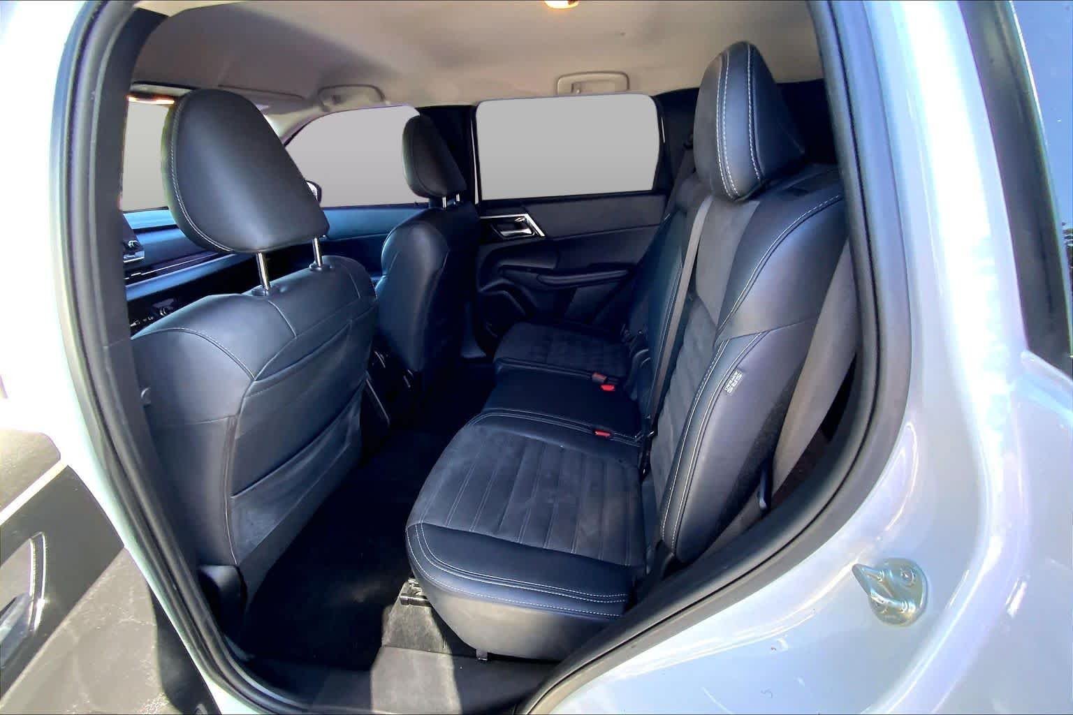Used 2024 White Diamond Mitsubishi SE image 18