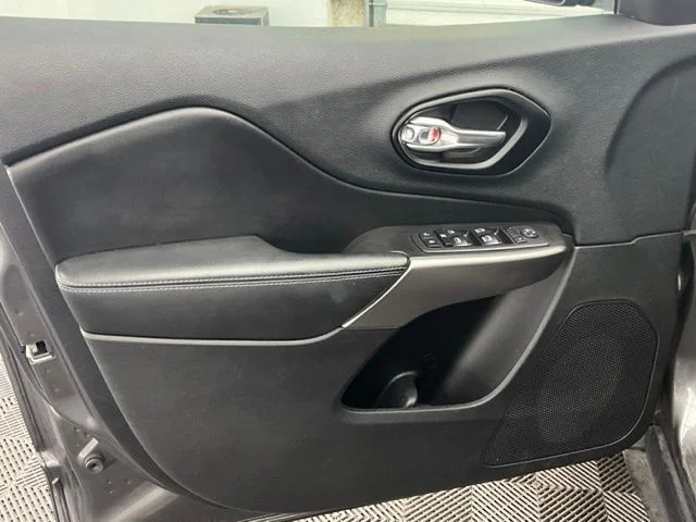Used 2020 Gray Jeep Latitude Plus image 14