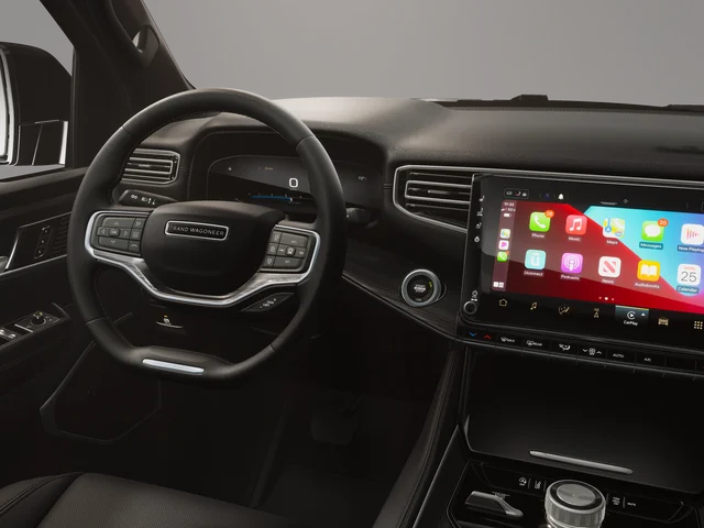 New 2026 Silver-Zynith Exterior Paint Jeep Limited Altitude image 23