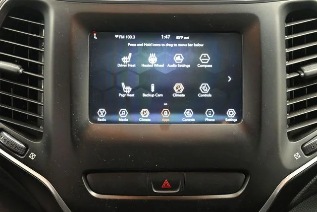Used 2019 Billet Silver Metallic Clearcoat Jeep Latitude image 21