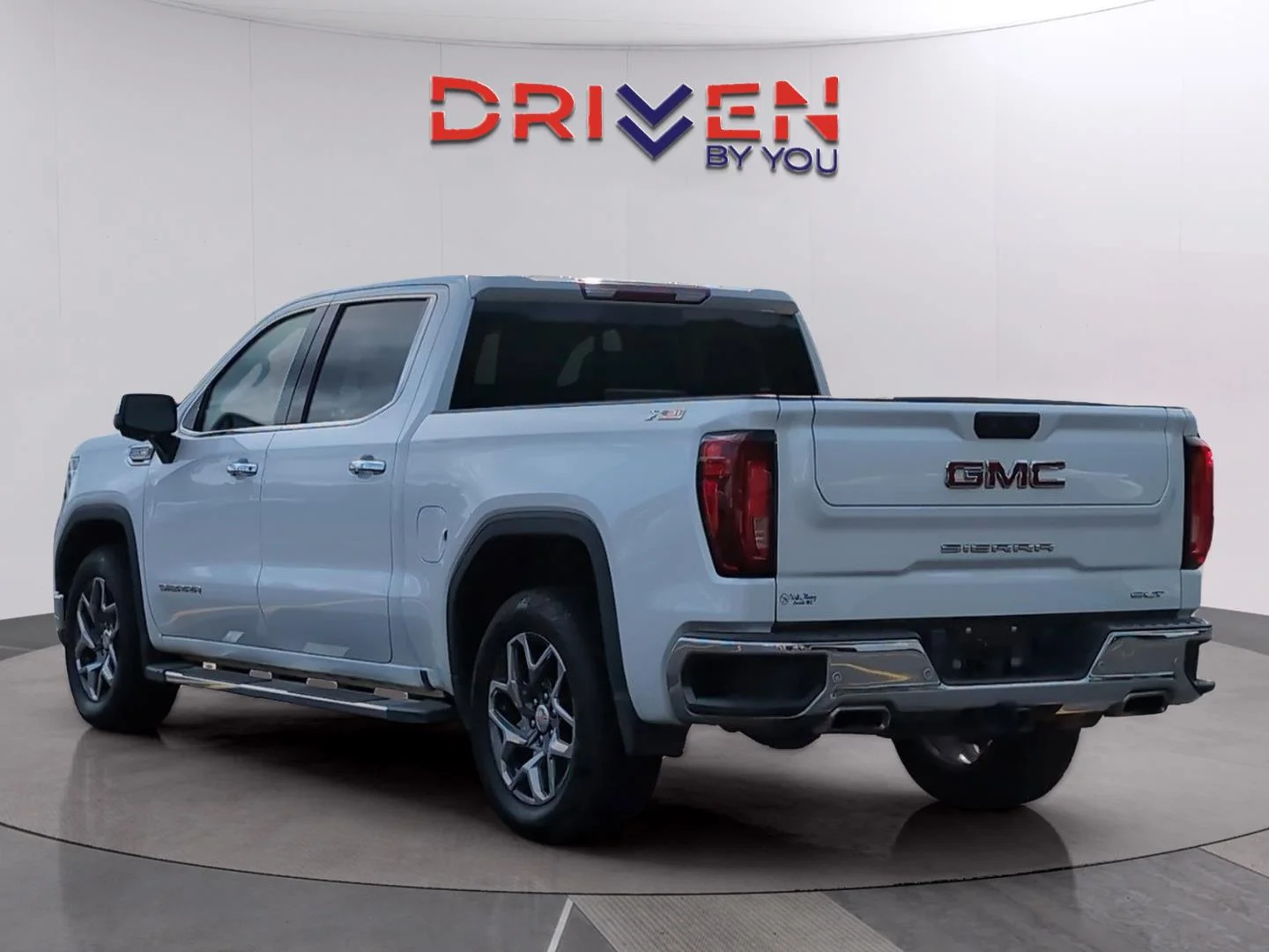 Used 2022 White Frost Tricoat GMC SLT image 3
