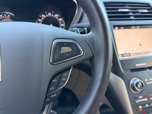 Used 2019 White Platinum Clearcoat Metallic Lincoln Select image 24