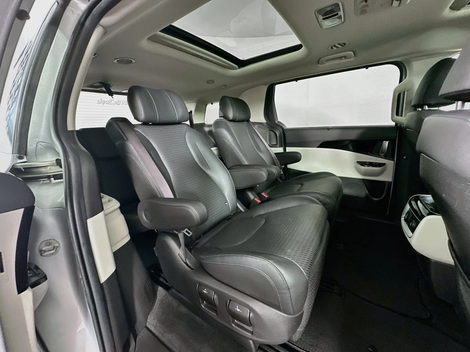 Used 2022 Ceramic Silver Kia SX Prestige image 29