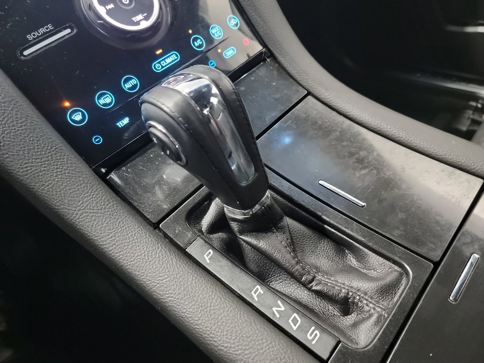 Used 2017 White Gold Metallic Ford Limited image 27