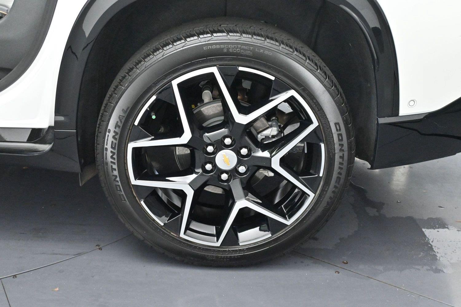 Used 2025 Iridescent Pearl Tricoat Chevrolet FWD High Country image 38