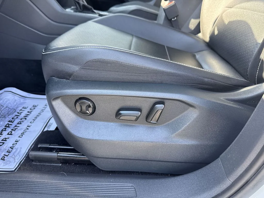 Used 2021 White Volkswagen 2.0T SE image 12