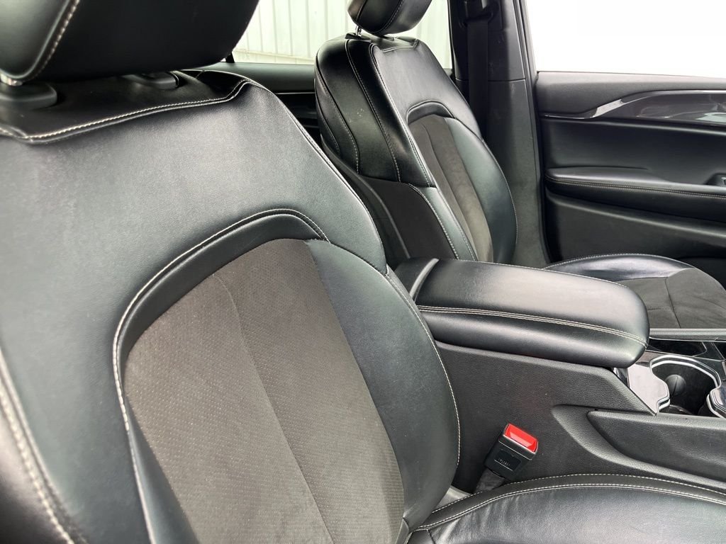 Used 2022 Diamond Black Jeep Altitude image 45