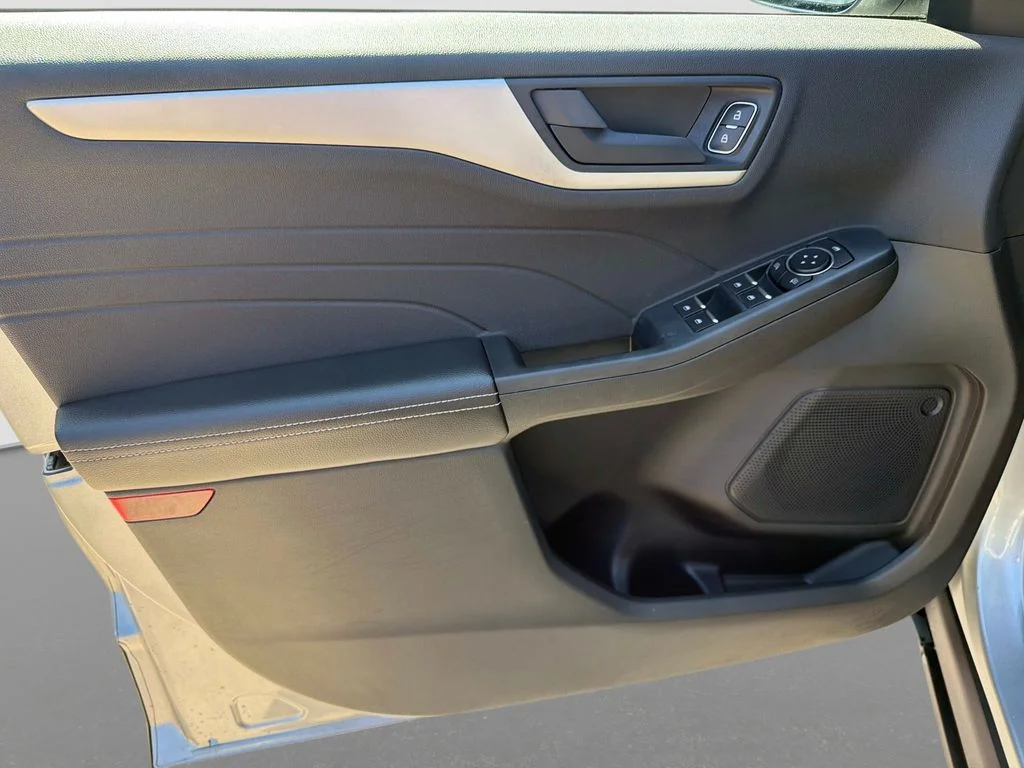 Used 2022 Iconic Silver Metallic Ford SE image 18