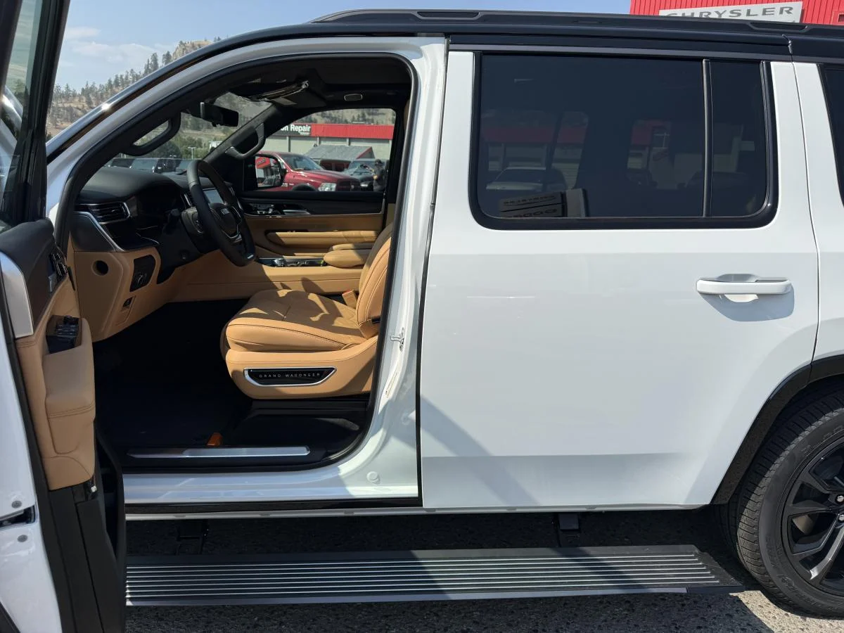 New 2026 White Jeep Summit Reserve image 12