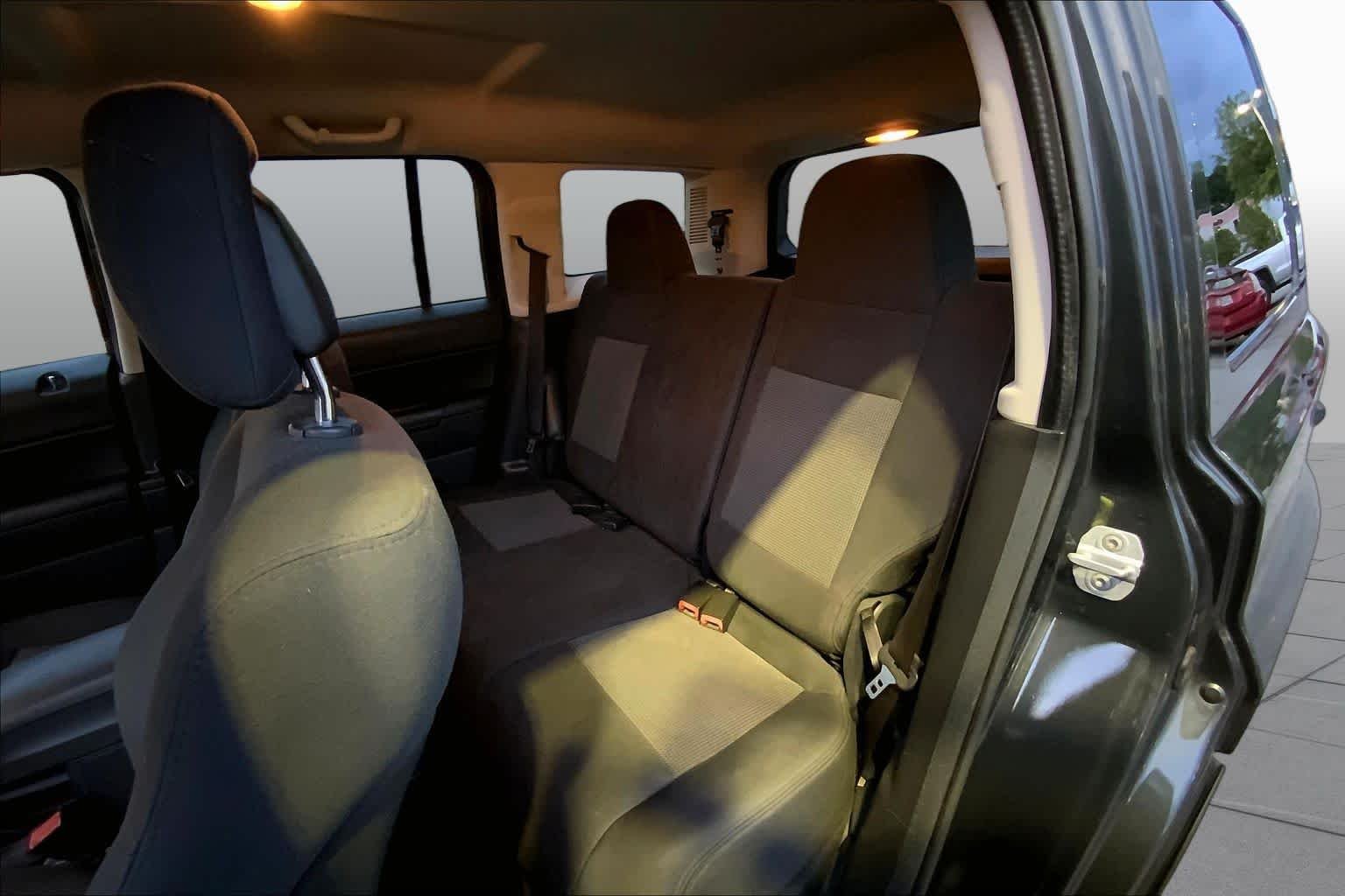 Used 2011 Dark Charcoal Pearl Jeep Latitude image 19
