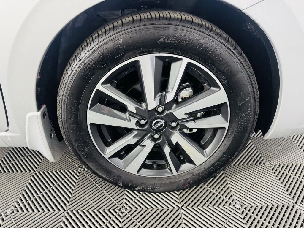 Used 2025 Silver Nissan 1.6 SV image 25
