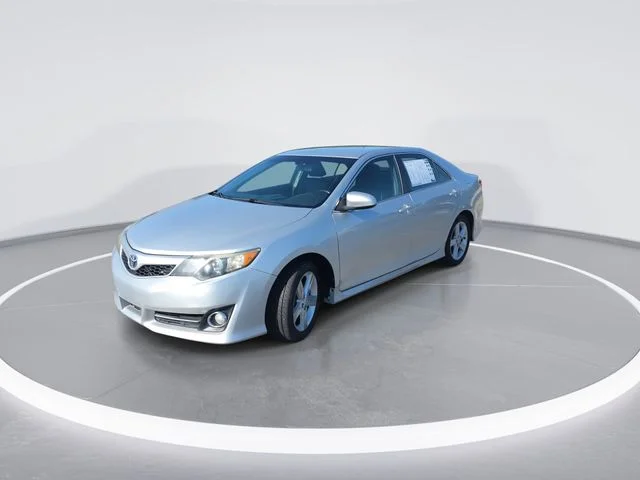 Used 2014 Silver Toyota SE image 4
