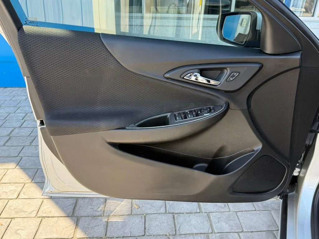 Used 2021 SILVER ICE METALLIC Chevrolet LT image 28