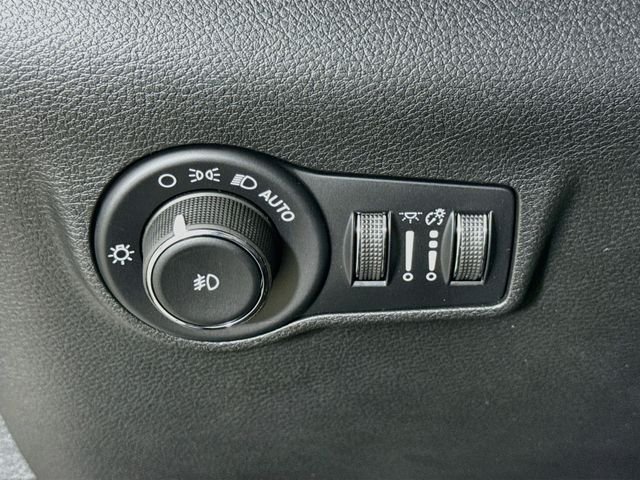 New 2026 Bright White Clearcoat Jeep Latitude image 10