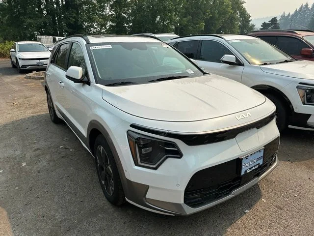 Used 2023 Snow White Pearl Kia Wave image 4
