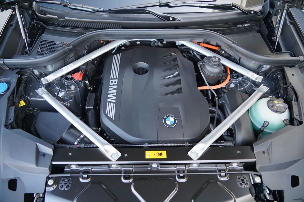 New 2026 Dravit Grey Metallic BMW xDrive50e image 21