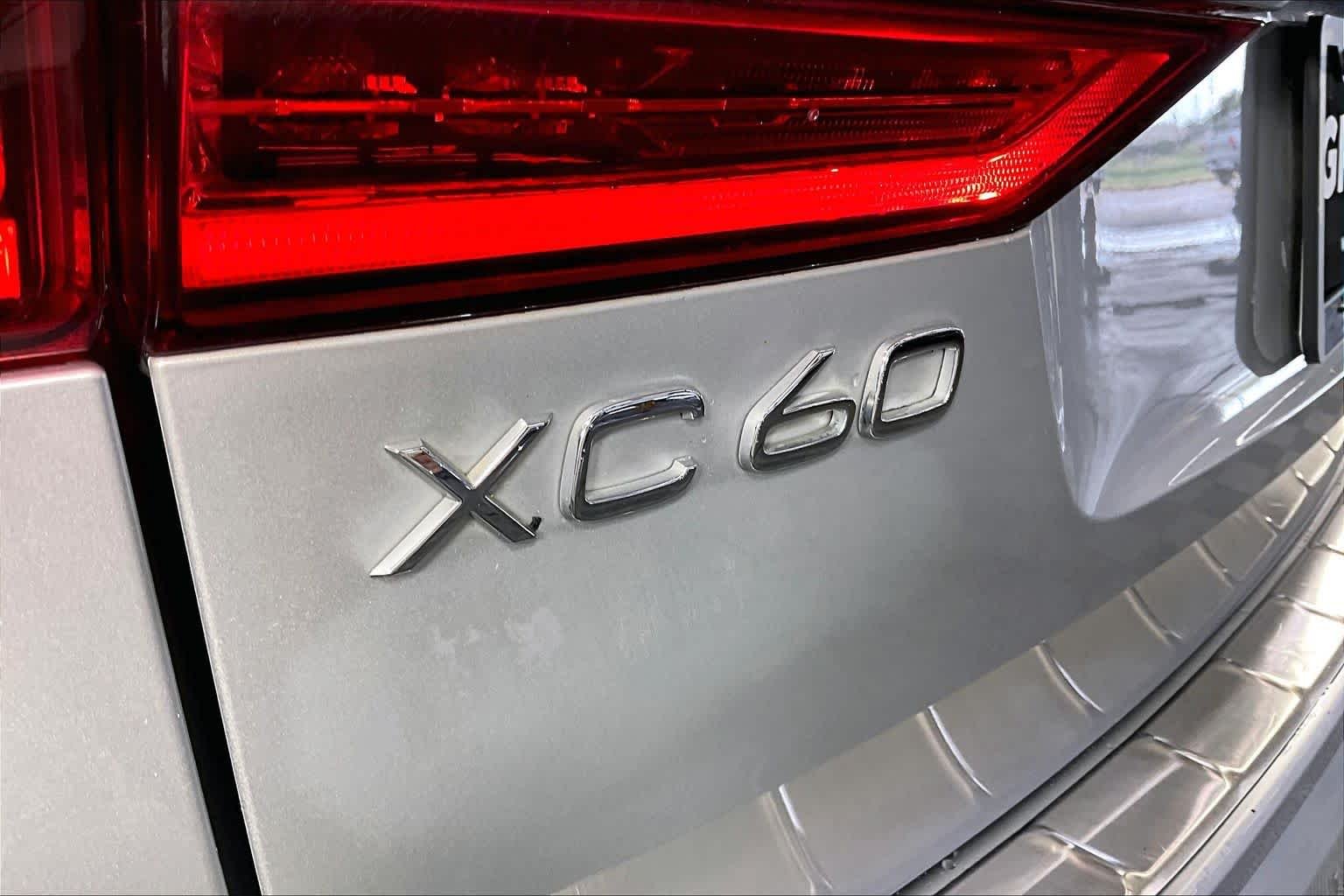 Used 2021 Bright Silver Metallic Volvo Inscription image 28