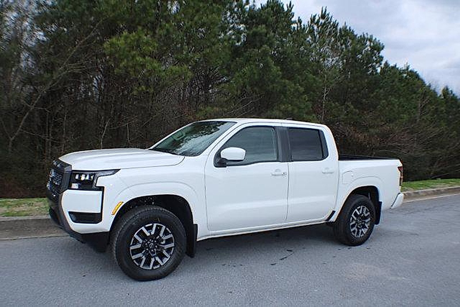 New 2026 Glacier White Nissan SV image 4